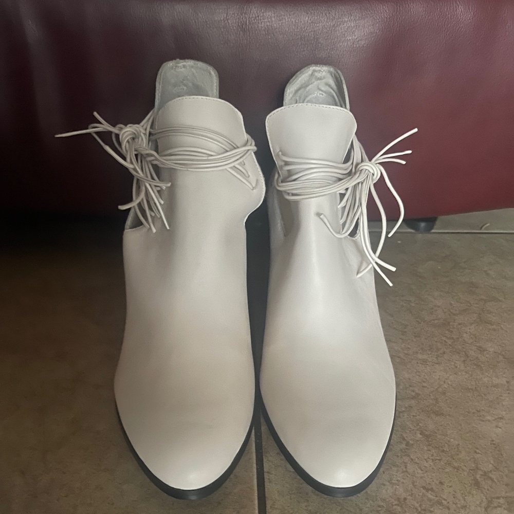 The Kelsie Dagger Brooklyn Wellington White Lace Up Heeled Booties SZ 11